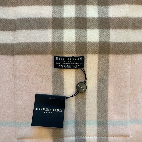 Large Burberry scarf with pockets - Picture 4 of 10